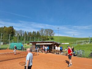Sonniger Auftakt und Spaß für alle bei der Tennisplatzeröffnung!